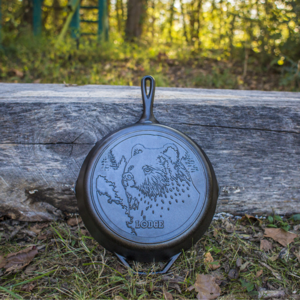 Lodge Wildlife Series™ 30.4 cm Seasoned Cast Iron Bear Skillet (L10SKWLBRINT)