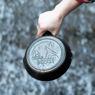 Lodge Wildlife Series™ 16.5 cm Seasoned Cast Iron Wolf Skillet (L3SKWLWFINT)