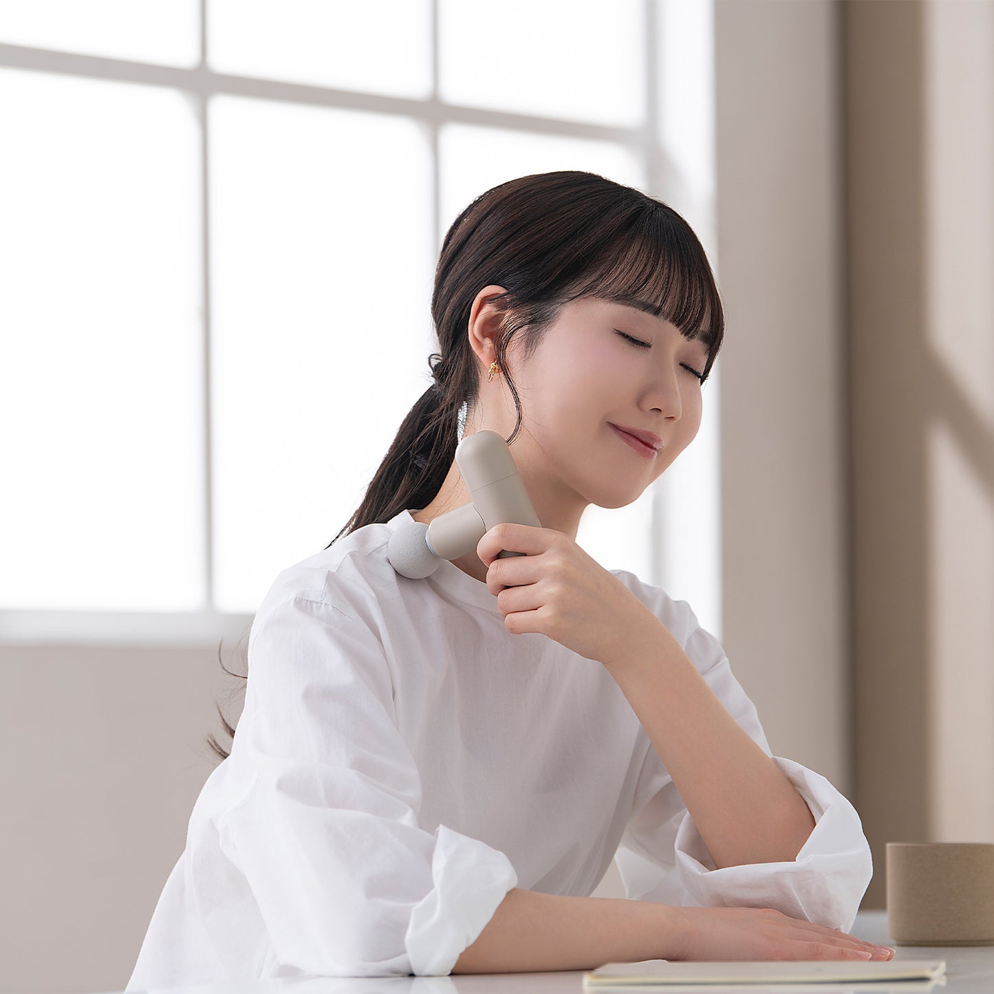 IRIS OHYAMA MICOLA Mini Massage Gun Compact & Powerful Muscle Relief (FRT-M01)