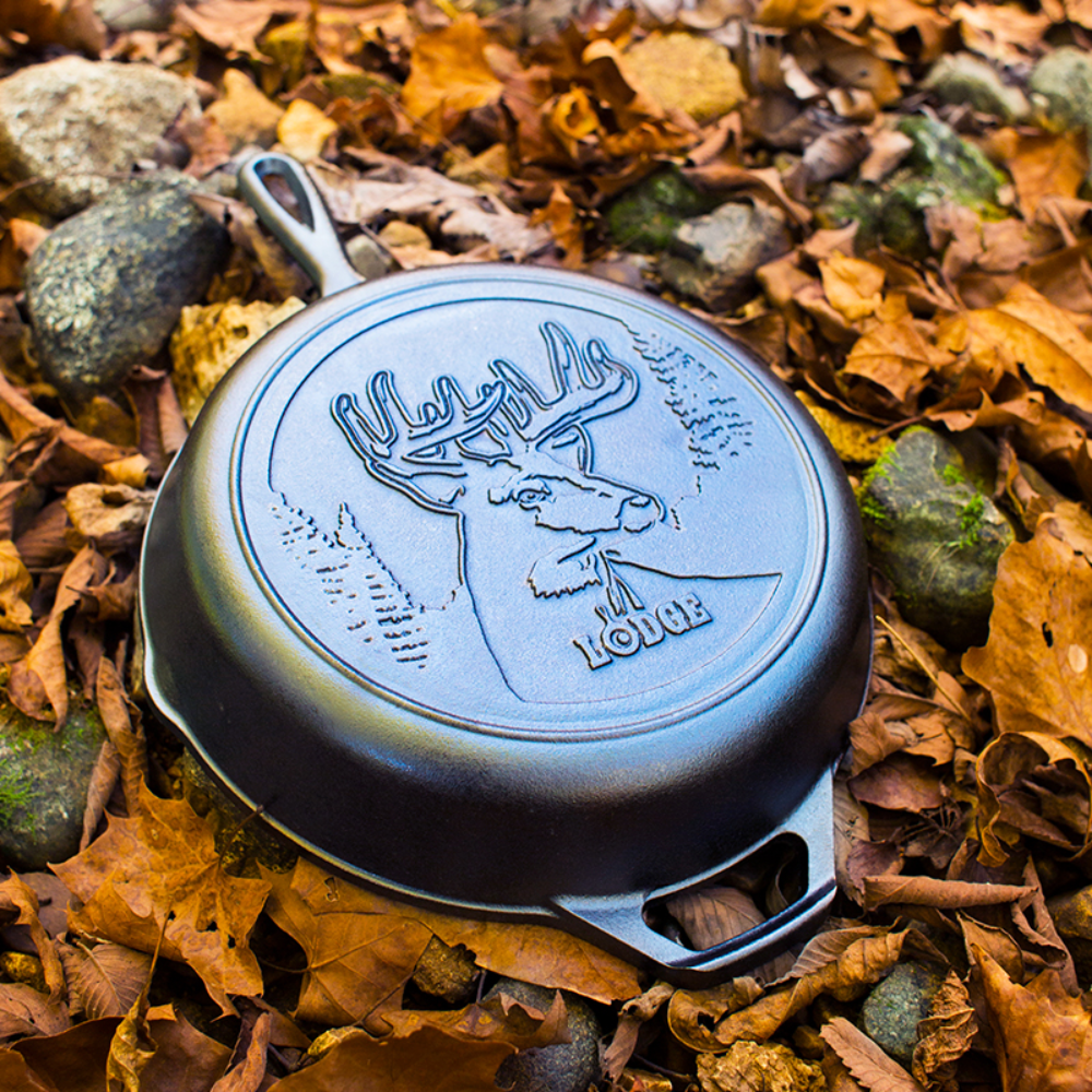 Lodge Wildlife Series™ 26 cm Seasoned Cast Iron Deer Skillet (L8SKWLDRINT)