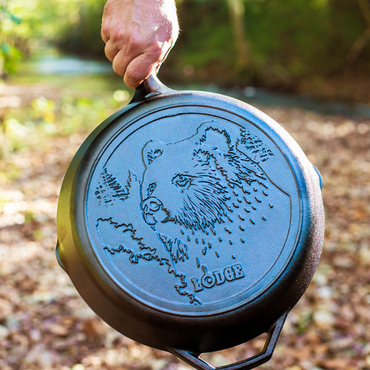 Lodge Wildlife Series™ 30.4 cm Seasoned Cast Iron Bear Skillet (L10SKWLBRINT)