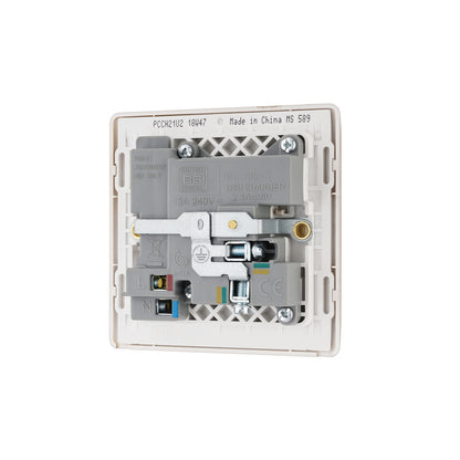 British General BG Neo Slimline Single Socket with USB Charger (PCCH21U2)